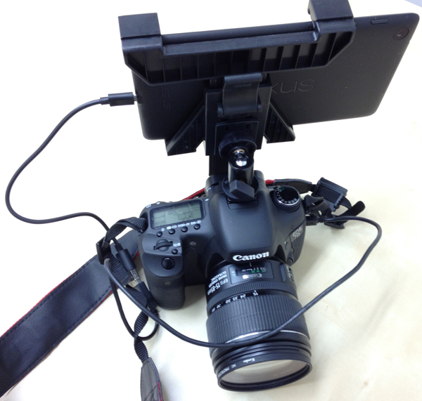 一眼レフカメラのアクセサリーシューに7インチタブレット（DSLR Controller）を装着